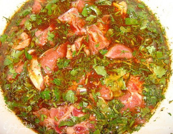 В оливковое масло добавить порезанный чеснок, смесь перцев, листочки с одной веточки розмарина. Выложить куски баранины, перемешать. В гранатовый сок добавить порезанные укроп и кинзу, специи, соль. Залить мясо и оставить минимум на 3 часа.