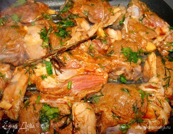 На разогретую сковороду-гриль разложить куски баранины в один слой. Без масла! Обжарить с двух сторон под гнетом до золотистой корочки. Добавить немного воды (в половину куска) и даем воде выкипеть.