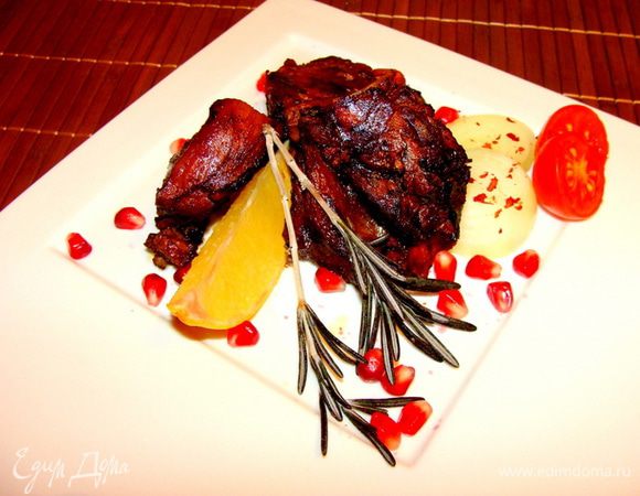 Оставшийся маринад довести до кипения. Варить 5-7 минут. Можно подать к мясу.