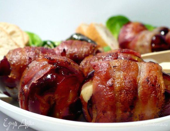 Подавать со свежим багетом, ну, и небольшим салатом. 