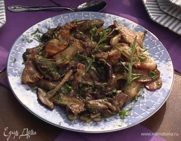 Подавать грибы с беконом, сбрызнув их соусом.