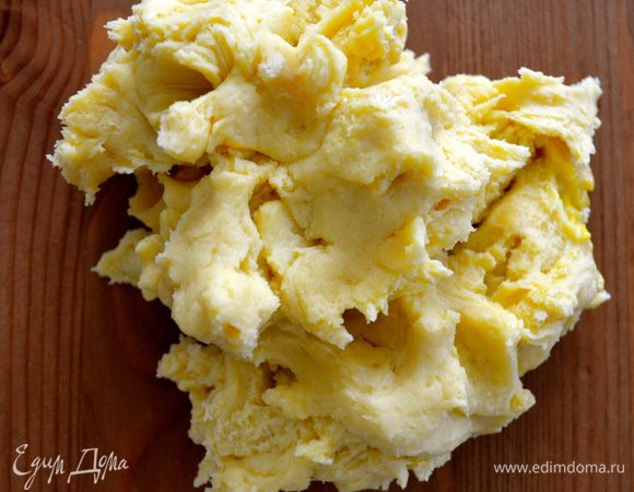 Просеять в миску муку с солью и втирать масло, порезанное кубиками, пока смесь не начнет напоминать хлебные крошки. Собрать смесь горкой, сделать углубление в центре и влить туда яйца (предварительно слегка взбить вилкой в стакане) и 2-3 чайные ложки воды. Смешать до получения плотного, но не сухого теста. В случае необходимости добавить оставшуюся воду. А можно просто положить все ингредиенты в миксер и смешать в течение 30 сек.  