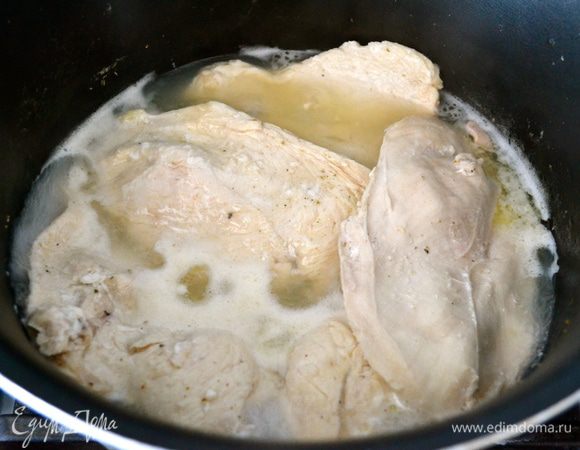 Положить куриные грудки (4 грудки примерно по 200 г каждая) в кастрюлю, полить их лимонным соком и бульоном или вином, приправить солью и перцем. Поставить на огонь, довести до кипения, убавить огонь и тушить 20 минут под крышкой, переворачивая грудки, до готовности.  