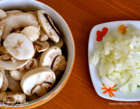 Грибы нарезать тонкими ломтиками, лук нашинковать. 