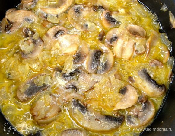 Выложить готовые грудки на тарелку. Кипятить оставшийся сок 10 минут, пока он не выкипит наполовину. Добавить сливочное масло, лук и грибы и тушить около 8 минут до мягкости. Снять с огня и поставить остывать.