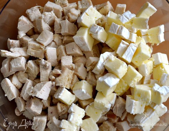 Разогреть духовку до 220°С. Разрезать куриные грудки и сыр камамбер на маленькие кусочки. Положить все в миску. 