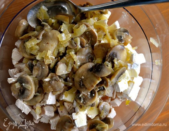 Затем смешать их с грибами и луком, петрушкой (или кинзой). Отрегулировать соль и перец по вкусу.