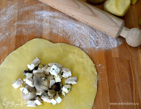 Тесто разделить на 6 частей и раскатать каждую часть на тонкие кружки диаметром около 18 см. Выложить по 1/6 начинки на каждый круг.  