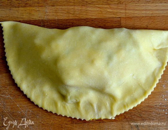 Слегка смазать края взбитым яйцом и запечатать каждый пирожок. 