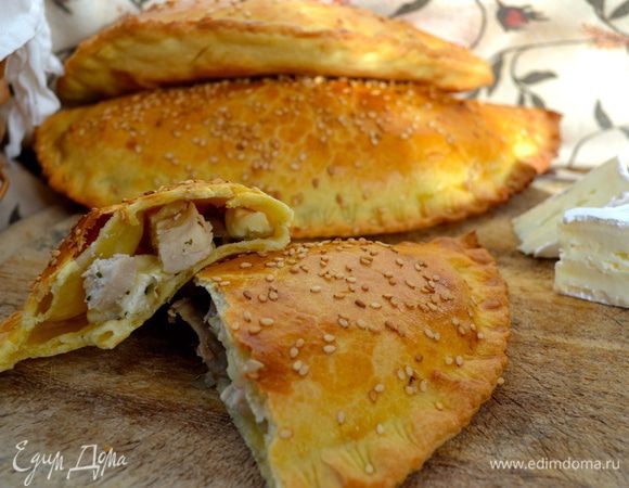 А еще такие пирожки идеально подойдут для пикника (хоть сейчас и не сезон), но как идея на будущее)