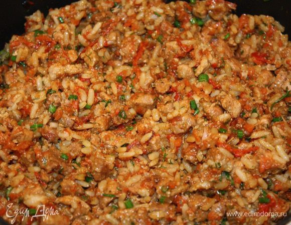 Лук и морковь почистить, вымыть, лук порезать на кубики, а морковь натереть на крупной терке. Мясо порезать на кусочки. Помидоры ошпарить и снять с них кожуру. Тушить около часа. Добавить соль, перец по вкусу. Отдельно сварить рис и за 5 минут до окончания тушения добавить его к мясу, а также мелко порезанный укроп.