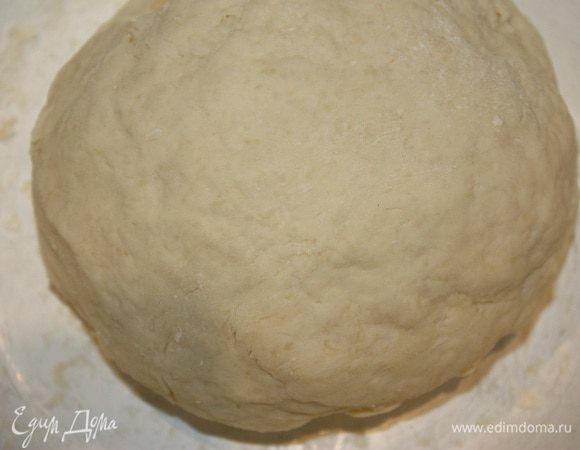 Делаем тесто. Смешиваем 500 грамм муки, соль, разрыхлитель, 1 яйцо и сметану. Замешиваем тесто. Положить его на 30-40 минут в холод.