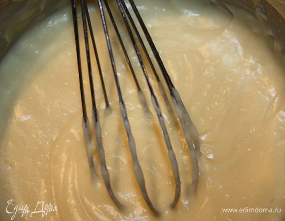 Теперь делаем соус. В кастрюле растопить масло и добавить 50 грамм муки. Отдельно смешать 1 яйцо и молоко. Соединить с маслом. Посолить. Мешаем соус венчиком до загустения.