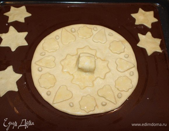 От теста отделить 1/3 часть. Из него мы будем делать крышку для пирога. 