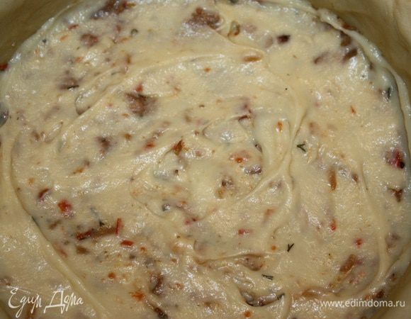 Остальную часть теста выкладываем в форму. Далее выкладываем начинку в несколько этапов. Мясо затем соус и так пока не закончится начинка и соус. Заканчиваем соусом.