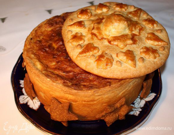 Выпекать при температуре 180°С 50–55 минут. Дать остыть и достать пирог из формы. Выпекаем крышку при температуре 180°С 30 минут, или до золотистого цвета.