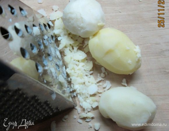 Картофель, морковь и яйца отварить. Остудить.
Салатницу лучше взять с прямыми бортиками. 
Первым слоем будет картофель. Трем его на терке, укладываем в салатницу и смазываем майонезом.
