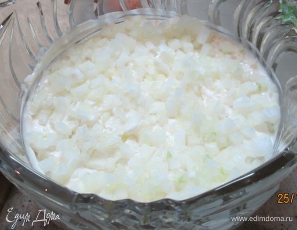 Лук мелко крошим, выкладываем на картофель. И снова – майонез.