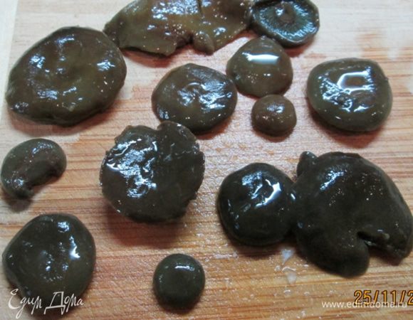 Грибы (соленые, а не жаренные и не маринованные!) измельчаем – и в салат! У меня были рыжики. Муж собирал. Такие крохи попадались! Их, конечно, не крошила. Вообще, солить рыжики – еще та работа! Чтобы не убить смолистый вкус рыжика, мы его очищали щеткой, без воды, от песка и хвоинок, пересыпали солью – и под гнет, на холод! Они обильно дают сок, который и распределяет соль равномерно. И никаких приправ! Я отвлеклась! На слой грибов – снова майонез.