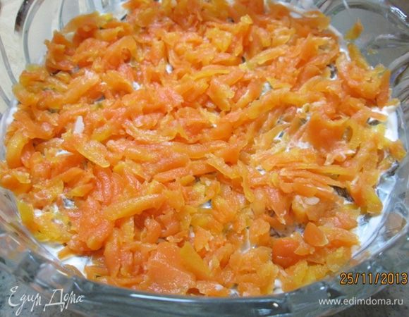 Трем на крупной терке морковку. Укладываем слоем в салат, смазываем майонезом.