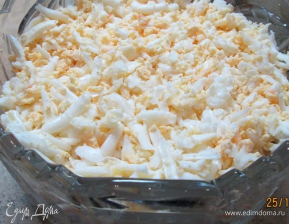 Затем – тертые на крупной терке яйца. Майонез.