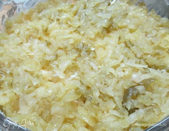 Далее – огурцы (тоже соленые!). Потерли на крупной терке, смазали майонезом.
