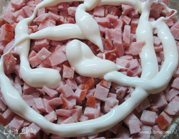 Колбасу режем на мелкие кубики – и в салатник. Можно отварить мясо. У меня колбаса была хорошего качества. И снова майонез!