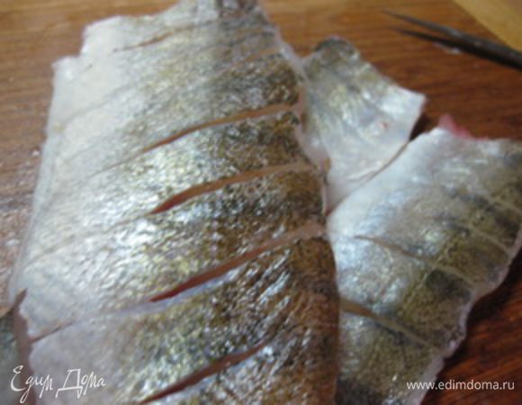 Судака очистить от чешуи и выпотрошить. Отделить филе, оставив кожу.
Кожу слегка надсечь, чтобы при жарке крученики не деформировались. Затем филе слегка отбить, посолить и поперчить.