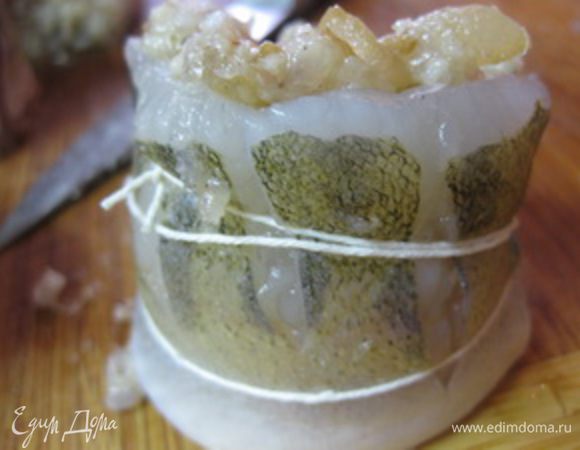 Филе с фаршем скрутить в рулетики, начиная скручивать с хвостика, чтобы крученики снаружи были ровные. Затем обвязать крученики ниткой.
