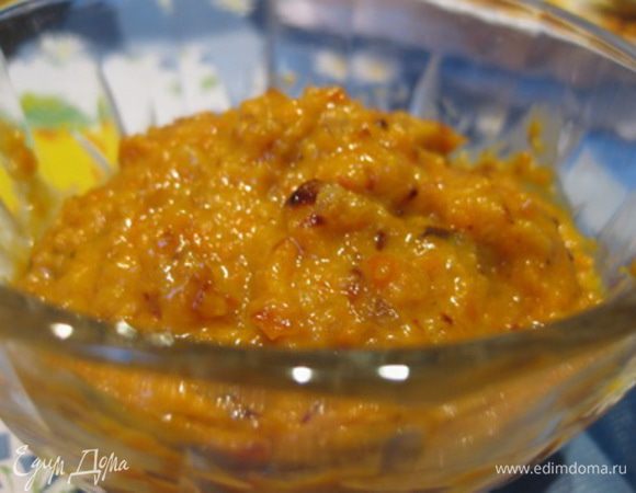 Для приготовления соуса: 1 луковицу мелко нарезать, морковь натереть на крупной терке, пассеровать овощи на сковороде с небольшим количеством растительного масла до золотистого цвета.
Взбить мед, горчицу и майонез. Посолить, поперчить, сбрызнуть лимонным соком, добавить пассерованные лук и морковь. Все тщательно перемешать.
Если вы хотите более однородный соус, то измельчите готовый соус блендером.
Этот соус идеально подходит к любому рыбному блюду.