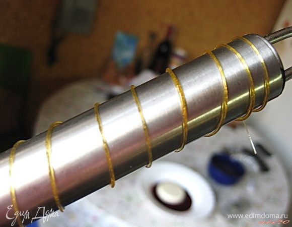 Тыльной стороной чайной ложки зачерпнуть карамель, должна потянуться тонкая карамельная нитка, которую нужно тут же начать наматывать на ручку, как нитку на катушку. Карамель очень быстро застывает, свисающие нити карамели по краям нужно обломать (кстати, они тоже могут украсить ваш десерт), а спираль очень легко соскальзывает с ручки.