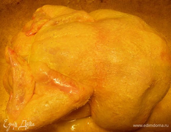 Разогреваем духовку до 190 гр. Курицу моем и вытираем бумажным полотенцем. Смазываем ее растопленным сливочным маслом, солим и перчим. Выкладываем ее в форму для запекания грудкой вниз и готовим в духовке 40 минут.
