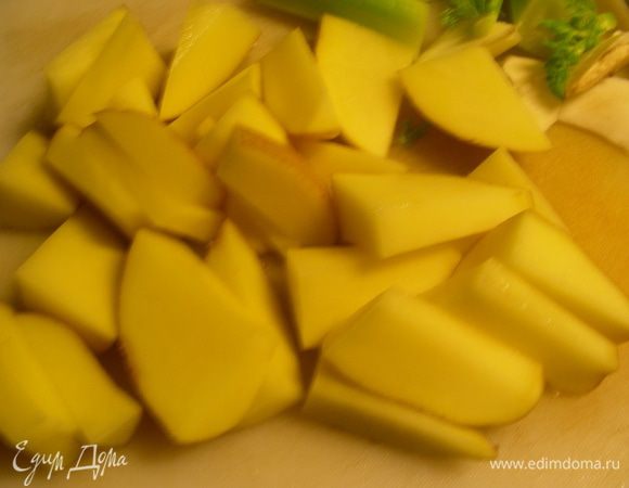 В это время займемся овощами. Картофель режем крупными дольками.

