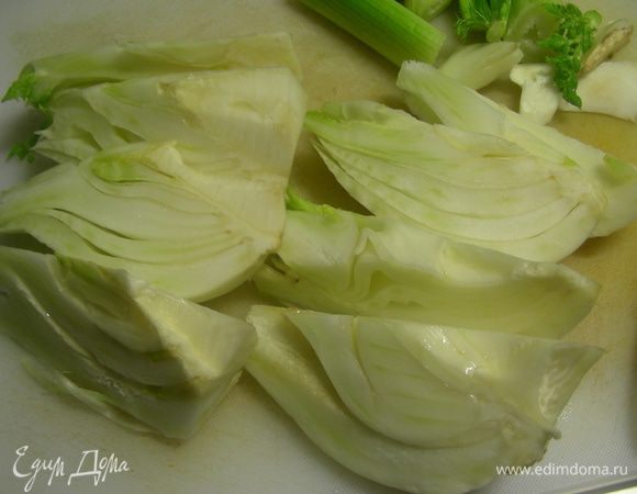 У фенхеля удаляем жесткую средцевину и режем его на крупные дольки.
