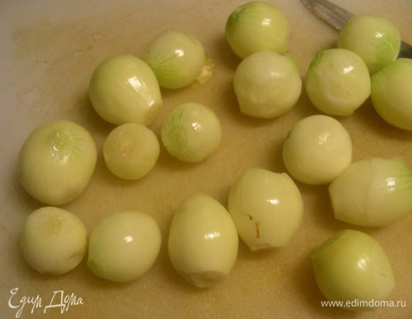 Луковички чистим и оставляем целиком. 
