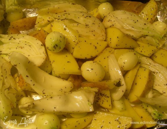 Овощи перемешиваем, взбрызгиваем оливковым маслом. Посыпаем базиликом, 3/4 ч.л. соли и 1/2 ч.л. молотого перца. 

