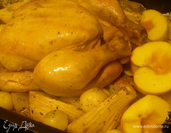 Яблоки режем напополам и выкладываем в форму, перемешав их с овощами. Запекаем еще минут 30. При протыкании ножек курицы ножом должен вытекать прозрачный сок (а если измерять температуру в бедренной части, то она должна быть 85 гр). Наша курочка готова. В это же время и овощи должны стать мягкими. Перед подачей желательно курице дать постоять минут 10 (накрыв ее фольгой или в форме для запекания с крышкой).
