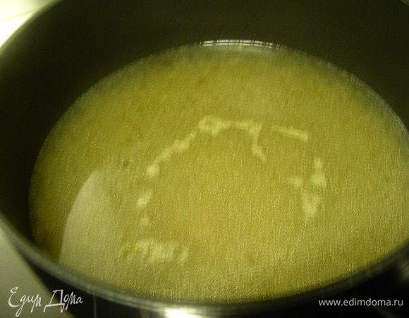 Для пивного соуса в сотейник выливаем соки от запекания курочки. Добавляем пиво и куриный бульон. Готовим на средне-высоком огне минуту-другую. Отставляем в сторону.