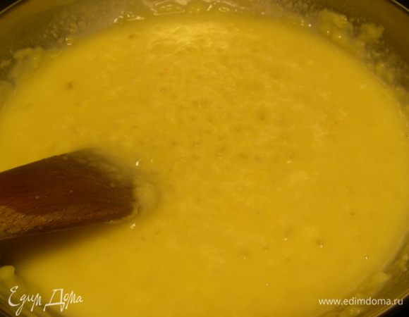 В это время в сотейнике растапливаем сливочное масло. Вмешиваем муку и готовим несколько минут, помешивая. Вливаем жидкость из сотейника и готовим до загустения. Солим, перчим по вкусу. 
