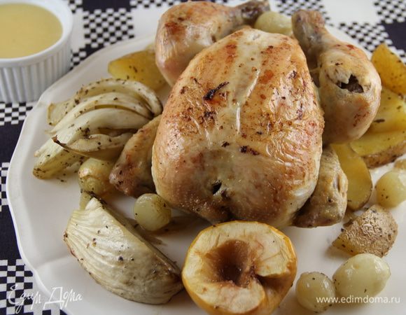 На сервировочное блюдо выкладываем курочку, вокруг нее - овощи. Подаем с соусом по вкусу. Приятного аппетита)))
