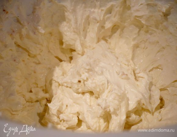 Духовку разогреваем до 160°С. Взобьем творог со сливочным сыром.