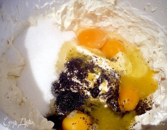 Добавим 2 ст.л. апельсинового варенья, апельсиновый сок, 25 г мака, яйца и сахар, перемешаем миксером до однородности, введем муку и уже вручную все перемешаем.