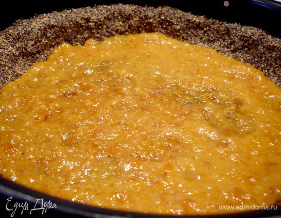 На корж выложим ровным слоем 4 ст.л. апельсинового варенья.