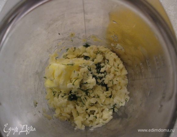Сыр, яблоко, миндаль, укроп измельчить. Положить в емкость. Добавить сок лимона и сливочное масло.
