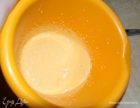 Желтки взбить с сахаром.