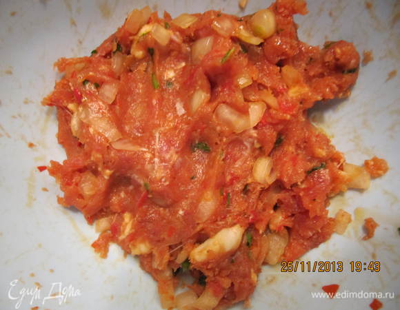 Фарш. Мясо, сало и чеснок прокручиваем через мясорубку. Я делаю это измельчителем блендера. Дело привычки. Говядина  - мясо суховатое, поэтому добавляем небольшой кусочек сала. Далее отправляем в фарш мелко нарезанную большую  луковицу, зелень петрушки, все специи, соль/перец. Я добавила еще 2 ст. л. перцовой пасты, которую делает моя мама. Следующий этап тщательно "отбить" фарш. Я специально взяла узкую и глубокую миску, чтобы кусочки не летели по стенам=)))))) Делаем это минут 5-7. Отправляем фарш на 30 минут в холодильник.