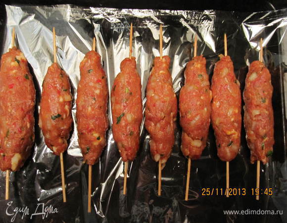 В небольшую миску наливаем воду, чтобы смачивать руки, и лепим из мяса колбаски. Их величина - произвольная. Противень смазываем раст. маслом и выкладываем люля-кебаб. Отправляем в заранее разогретую духовку на 20-30 минут. За это время несколько раз переворачиваем шпажки с мясом в духовке.