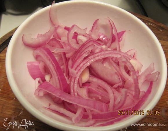 Красную луковицу режем полукольцами и маринуем в лимонном соке 10-15 минут.