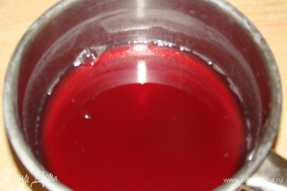 Агар-агар залить соком (у меня домашний яблочно-виноградный, поэтому красного цвета) на 1 час.