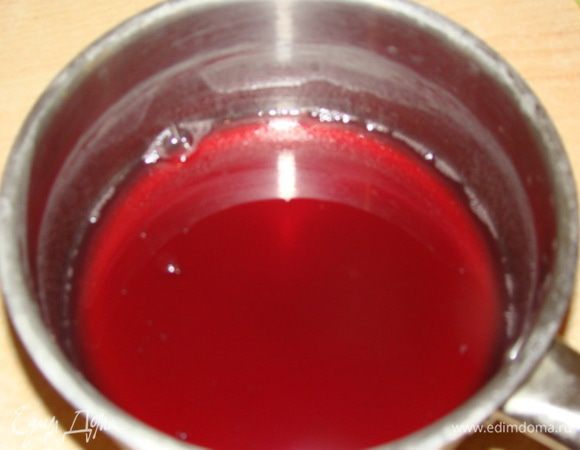 Агар-агар залить соком (у меня домашний яблочно-виноградный, поэтому красного цвета) на 1 час.